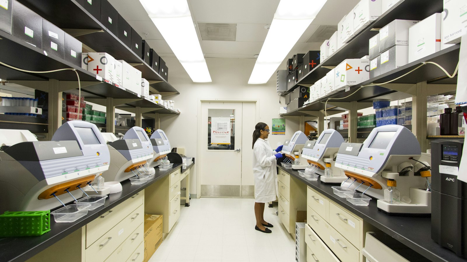 Competencia del personal en ISO/IEC 17025: cómo capacitar a tu laboratorio para obtener resultados confiables